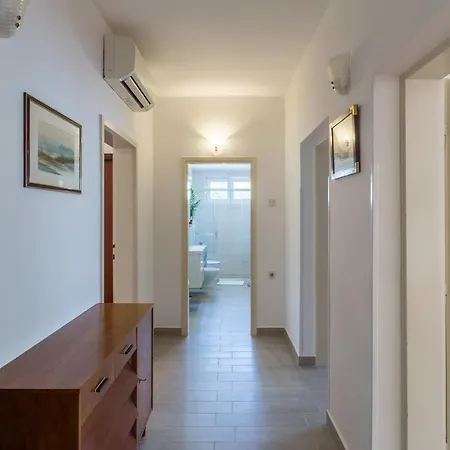 With A Parking Space - 7063 Umag
